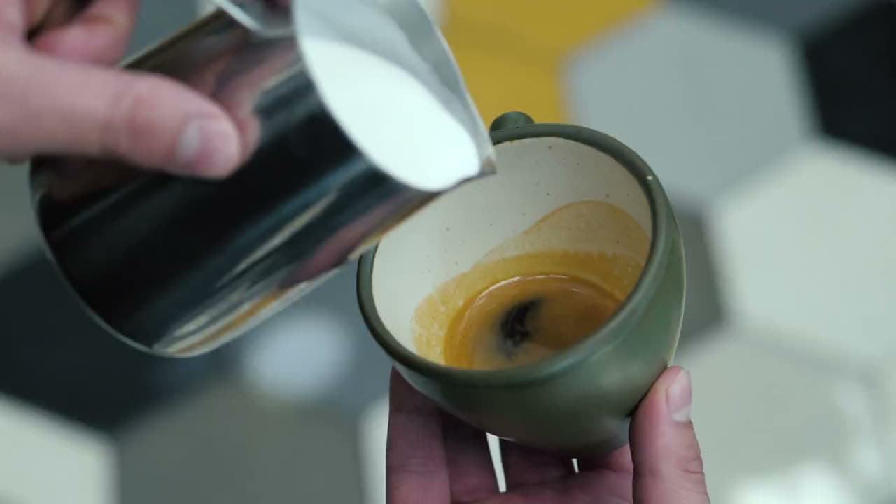 Latte s mliečnou penou na drevenom pulte